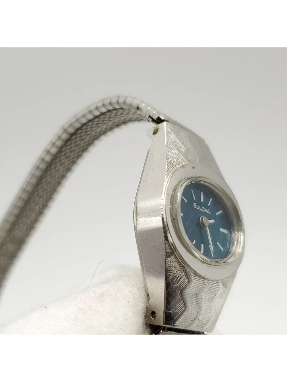 Vintage 1976 Bulova Womens 18mm Mechanical Blue Dial Watch Adjustable Running